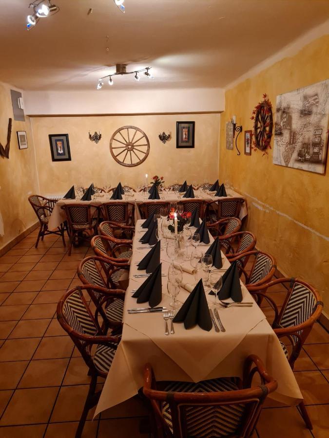 Hotel Restaurant Zur Hexe Überherrn エクステリア 写真