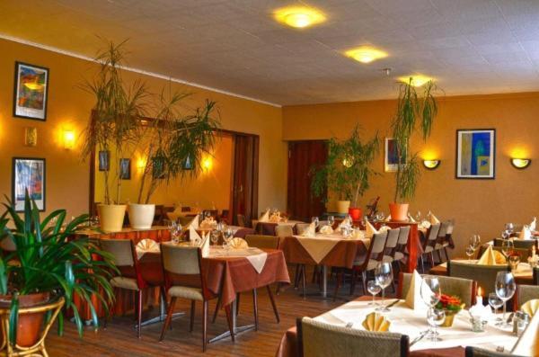 Hotel Restaurant Zur Hexe Überherrn エクステリア 写真